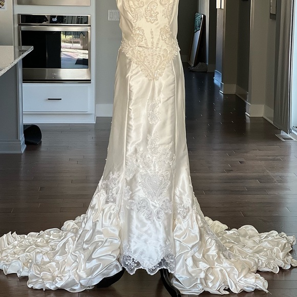 WORN 1x Wedding Dress. Satin w/lace, pearl beads & subtle sequins. Two stains - Picture 3 of 16